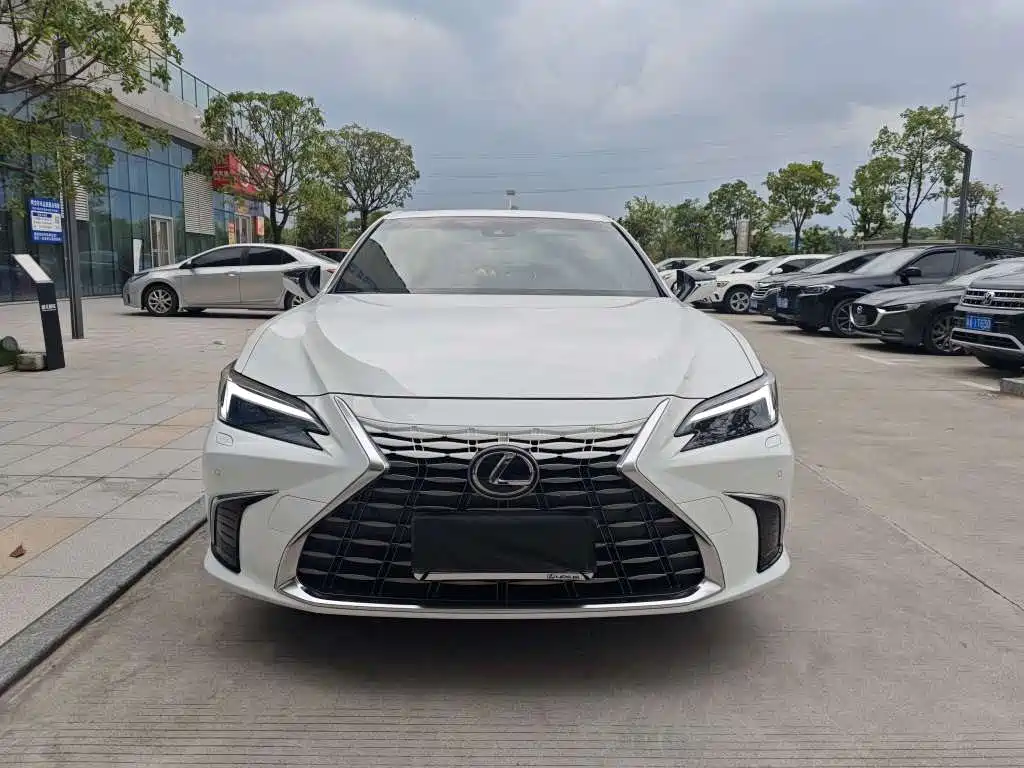 Lexus ES 2026 2025 200 Ultimate Edition
