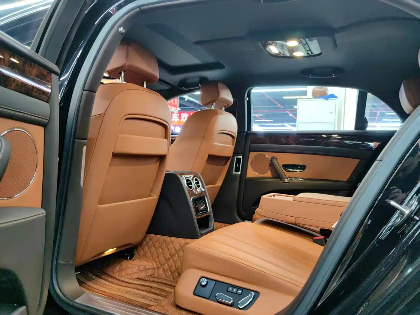 Фото 12 - Bentley Flying Spur