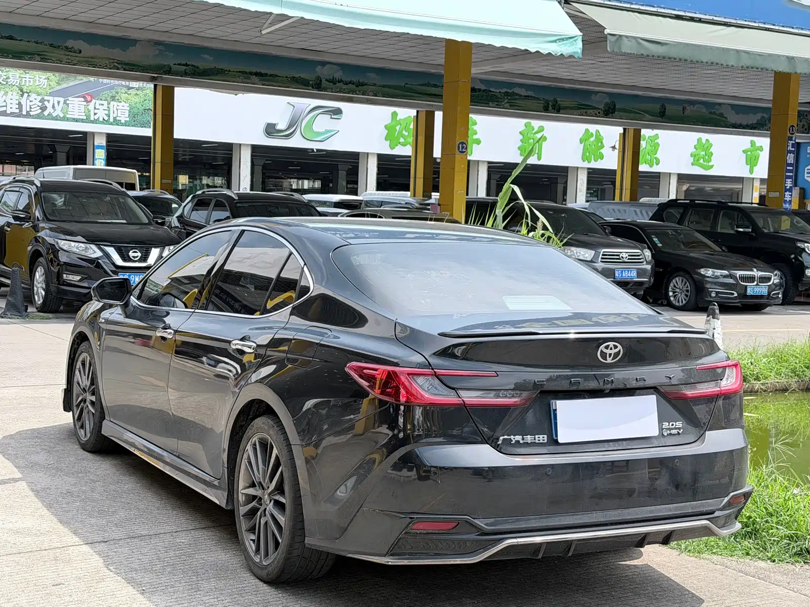 Фото 10 - Toyota Camry