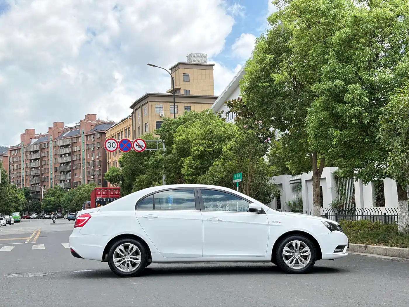 Фото 6 - Geely Emgrand