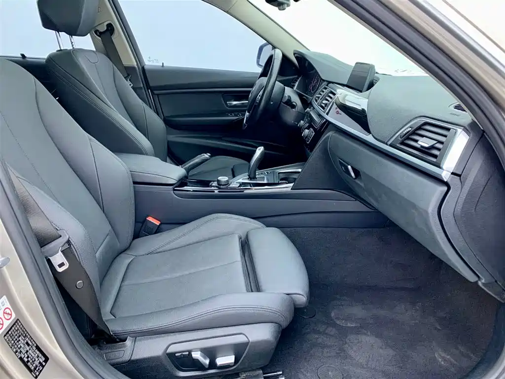 BMW 3 Series 2018 318Li фото 12