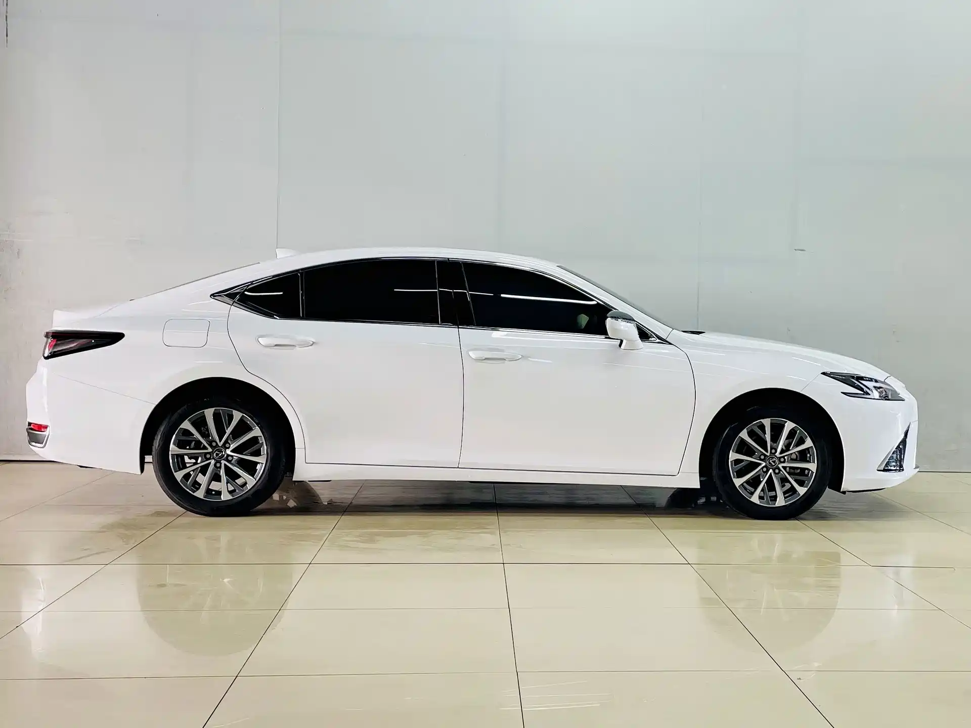 Фото 4 - Lexus ES