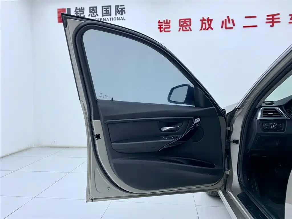 BMW 3 Series 2018 318Li фото 29