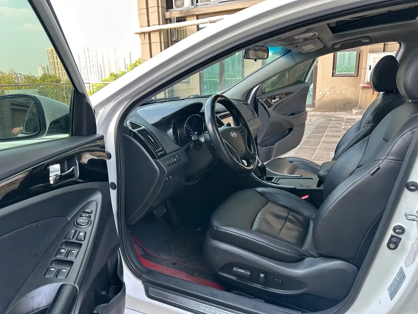 Hyundai Sonata 2014 2.0L Automatic Luxury фото 8