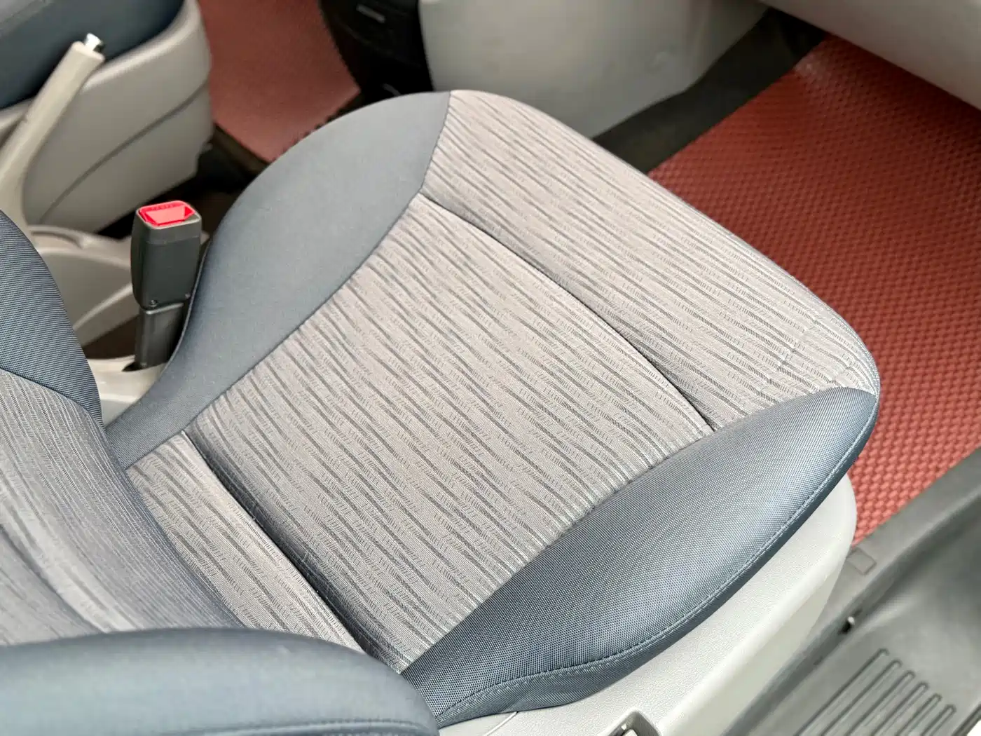 Hyundai H-1 Grand Starex 2011 2.4L Comfort Edition фото 17