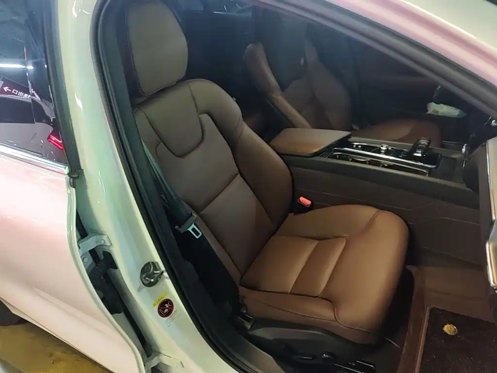 Volvo S60 2026 2025 B4 Smart Luxury Edition