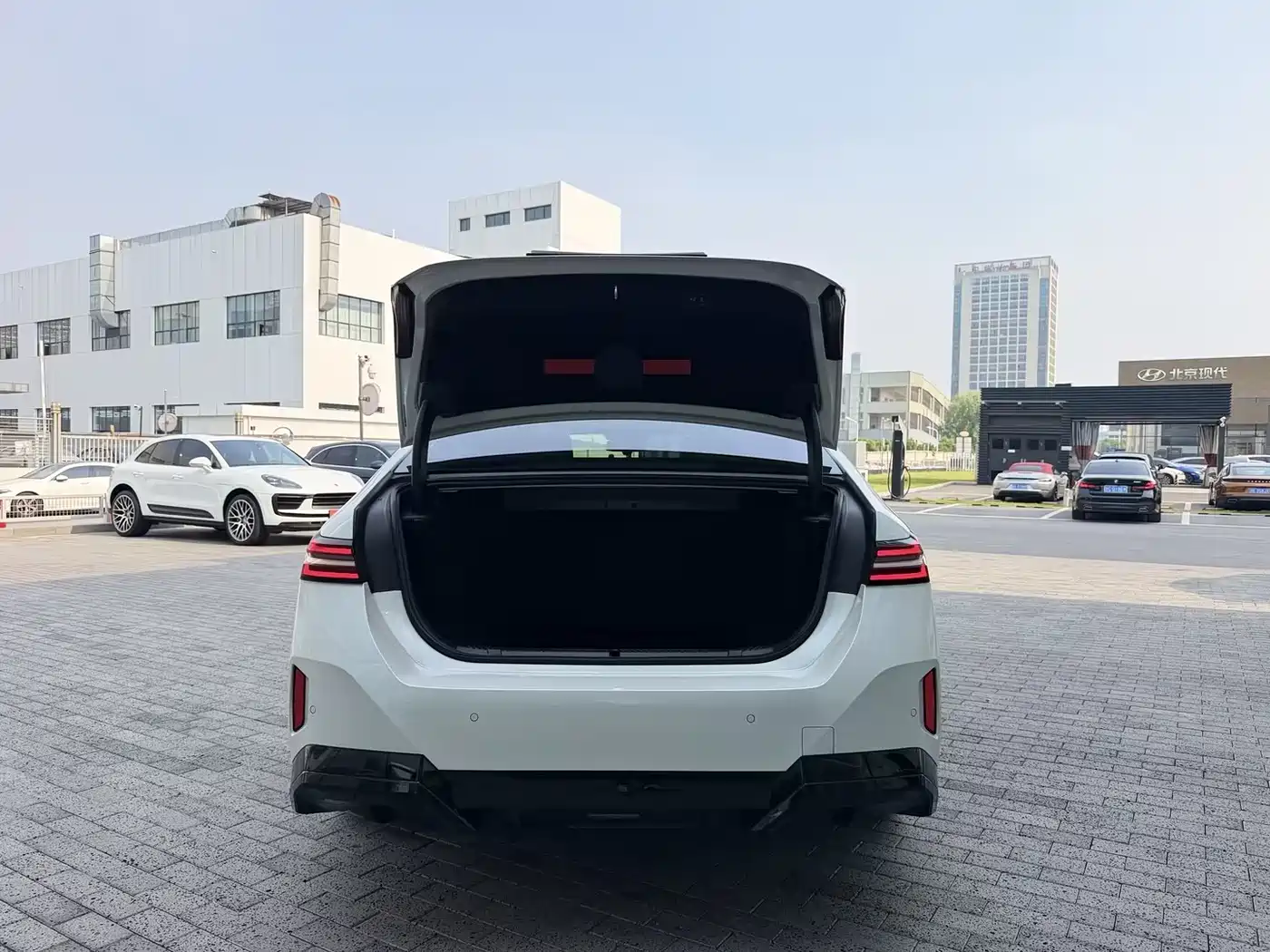 BMW 5 Series 2025 530Li Leading M Sport Package фото 7