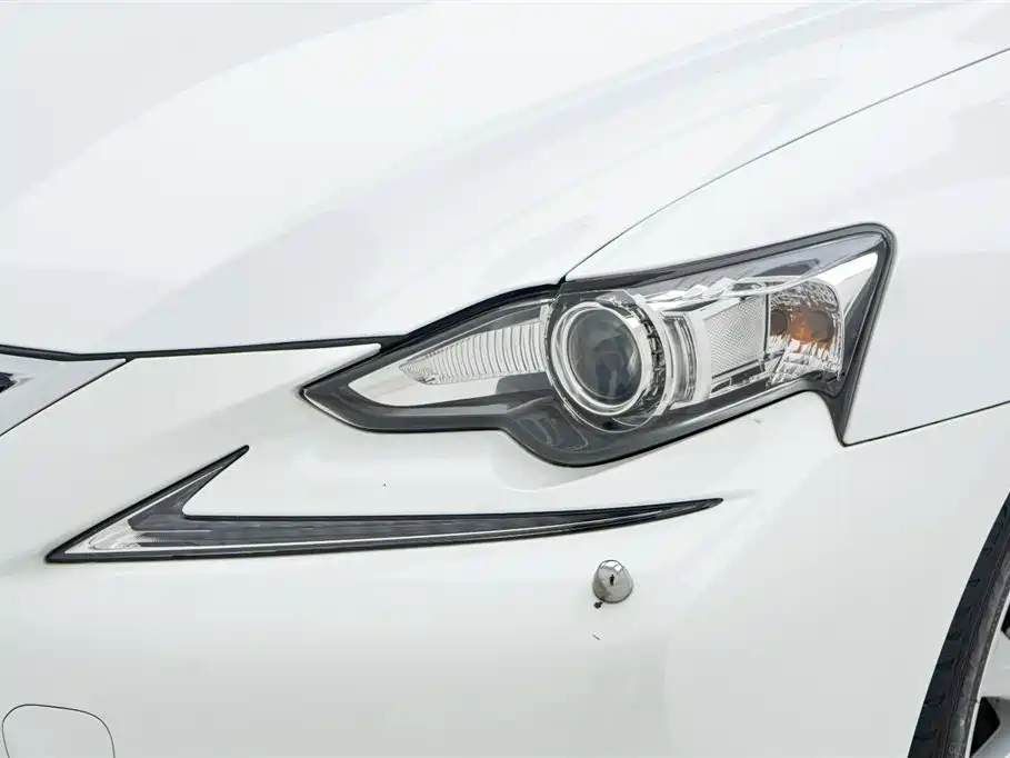 Lexus IS 2015 200t F SPORT фото 9