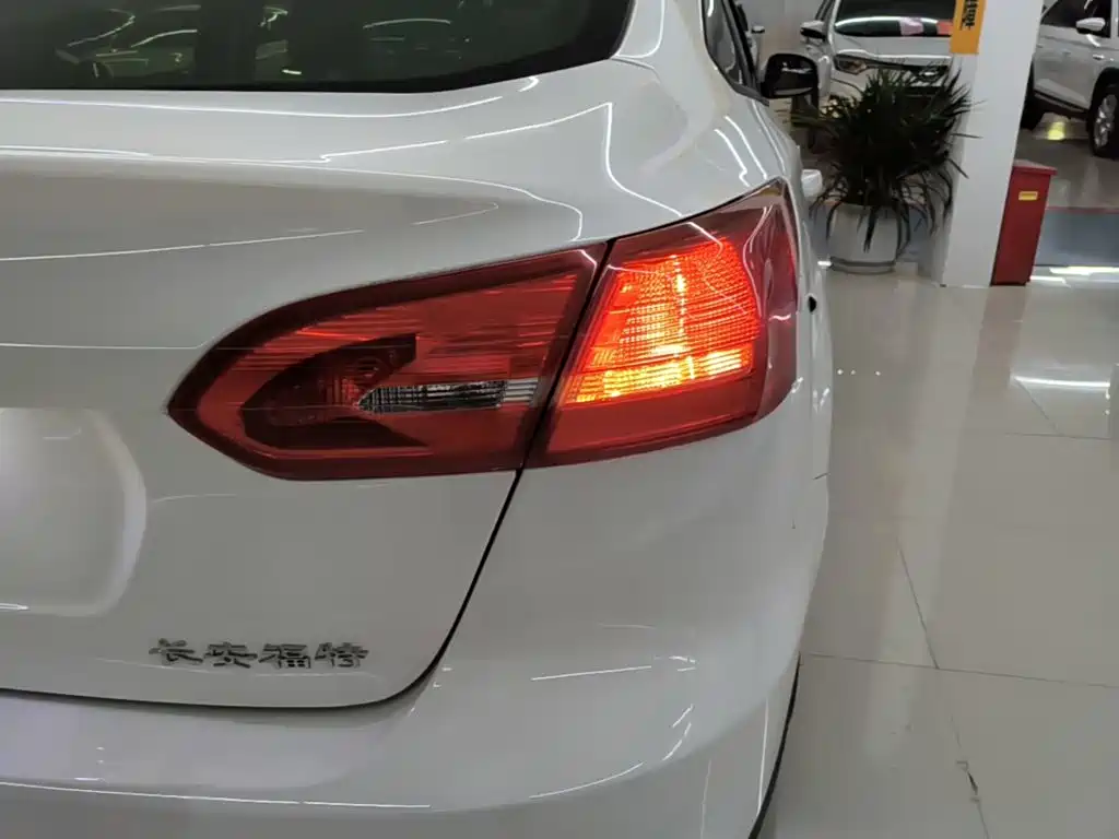 Фото 8 - Ford Focus