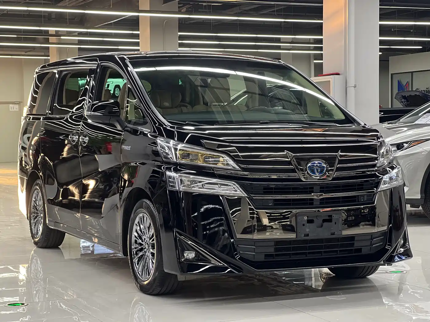 Toyota Vellfire 2021 Crown Hybrid 2.5L HV Premium Edition фото 3