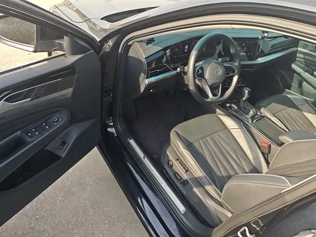 Volkswagen Passat 2023 330TSI Starlight Luxury Edition фото 16