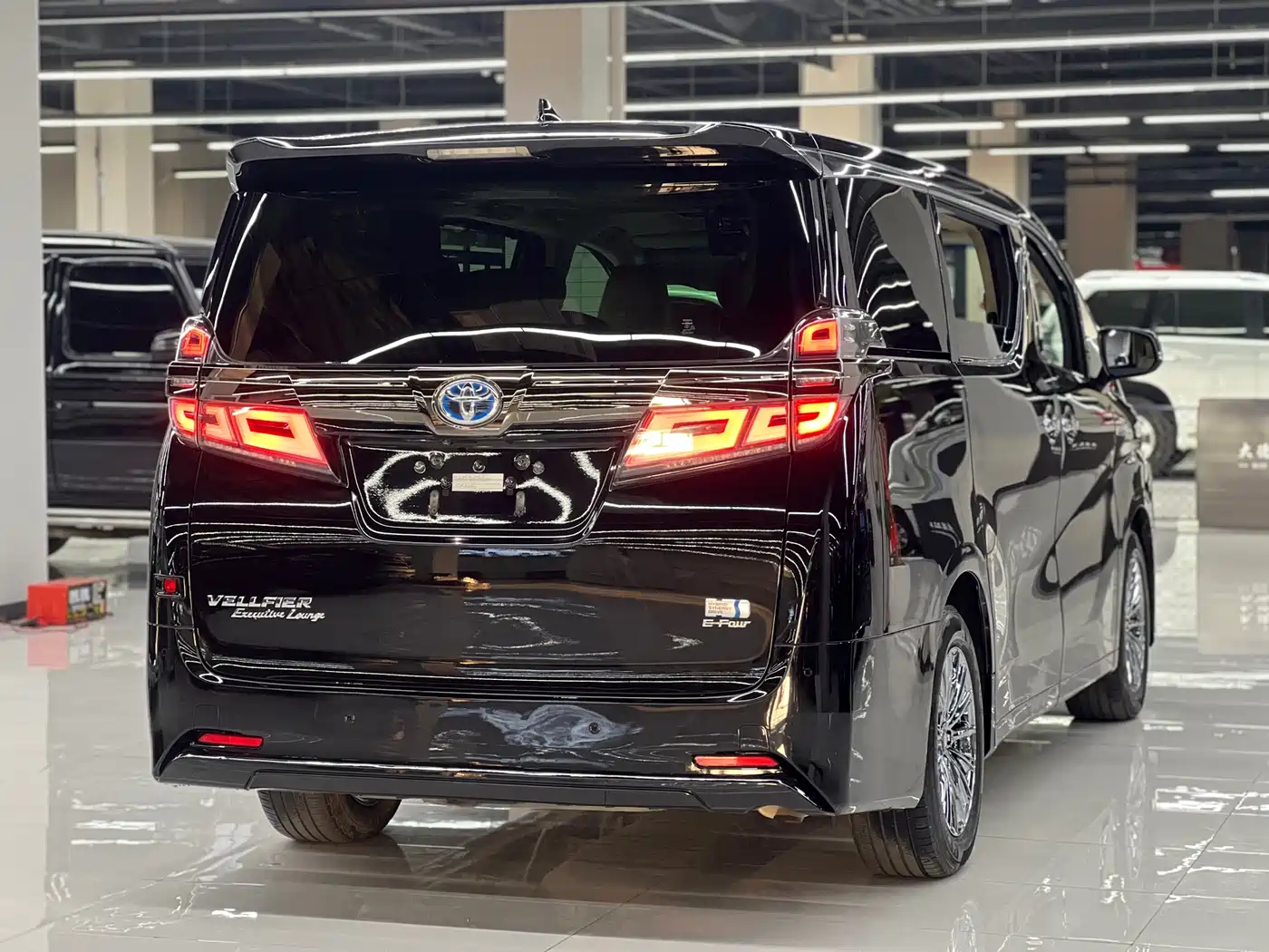 Toyota Vellfire 2021 Crown Hybrid 2.5L HV Premium Edition фото 4