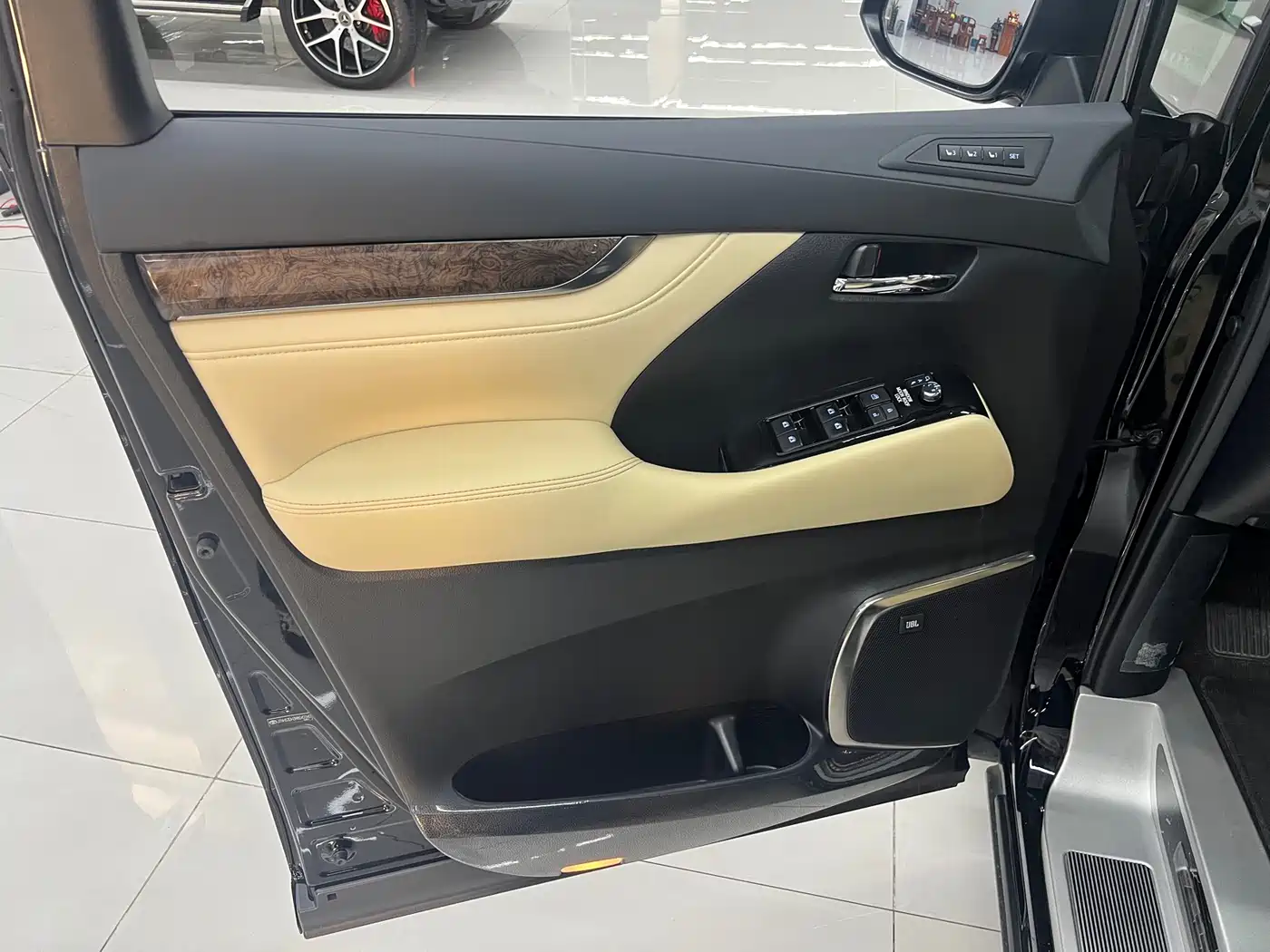 Toyota Vellfire 2021 Crown Hybrid 2.5L HV Premium Edition фото 18
