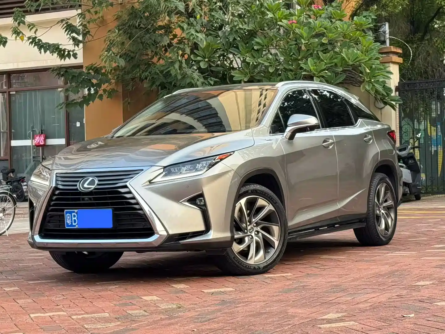 Фото 1 - Lexus RX