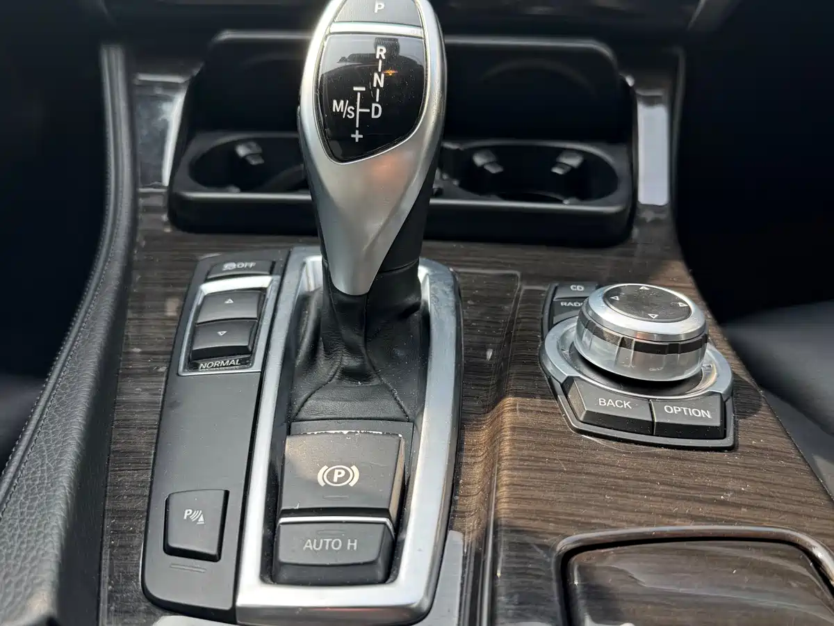 BMW 5 Series (Import) 2011 535i Luxury Sport фото 10
