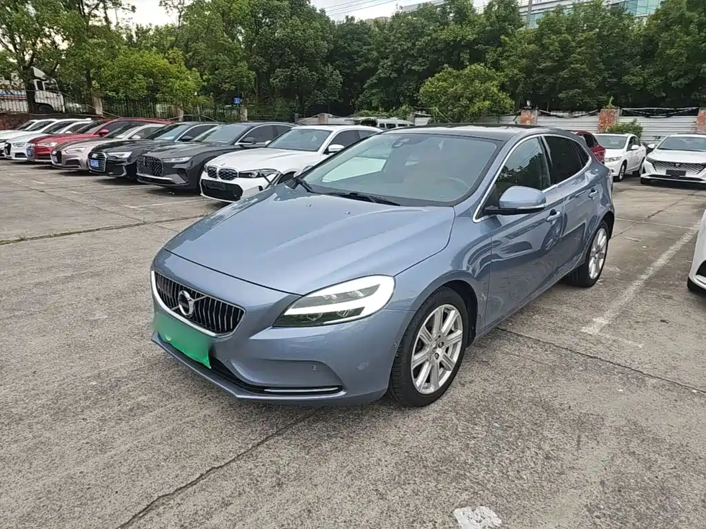 Фото 2 - Volvo V40