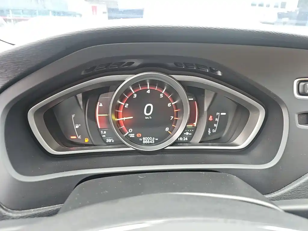 Фото 12 - Volvo V40