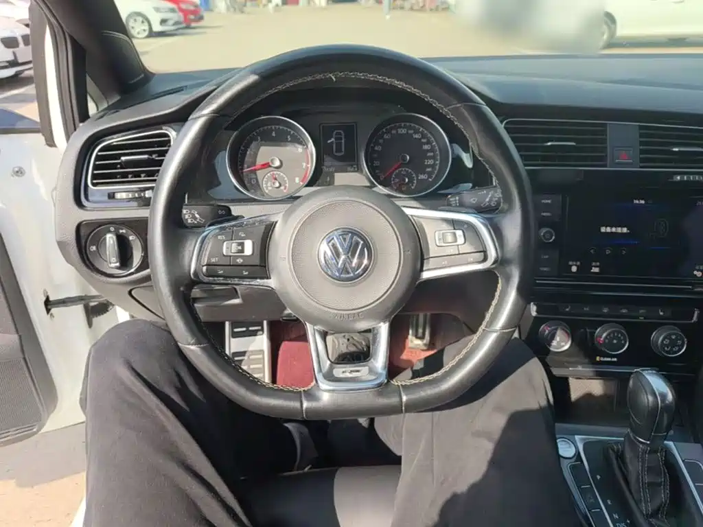 Photo 11 - Volkswagen Golf