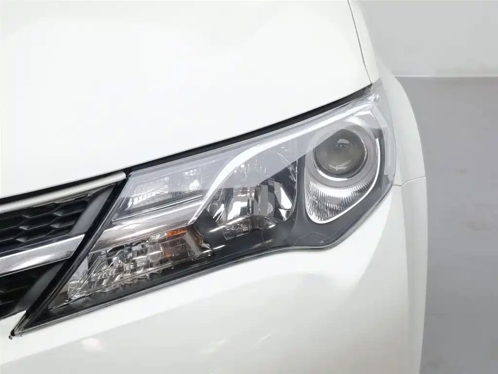 Toyota RAV4 Rongfang 2015 2.0L CVT 2WD Trend Edition фото 7