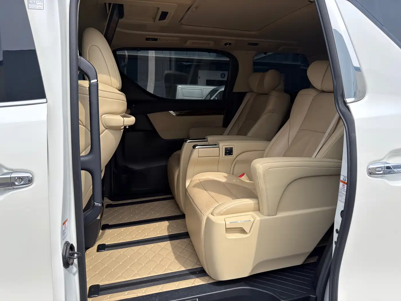 Toyota Alphard 2021 Hybrid 2.5L Luxury фото 6