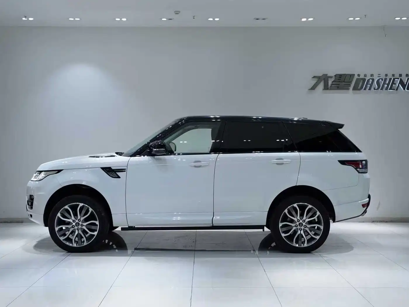 Land Rover Range Rover Sport 2016 Model 3.0 SC V6 HSE DYNAMIC фото 3