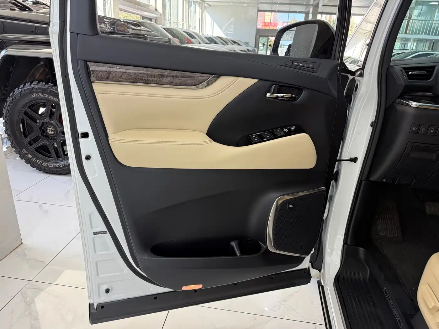 Toyota Alphard 2021 Hybrid 2.5L Premium фото 4