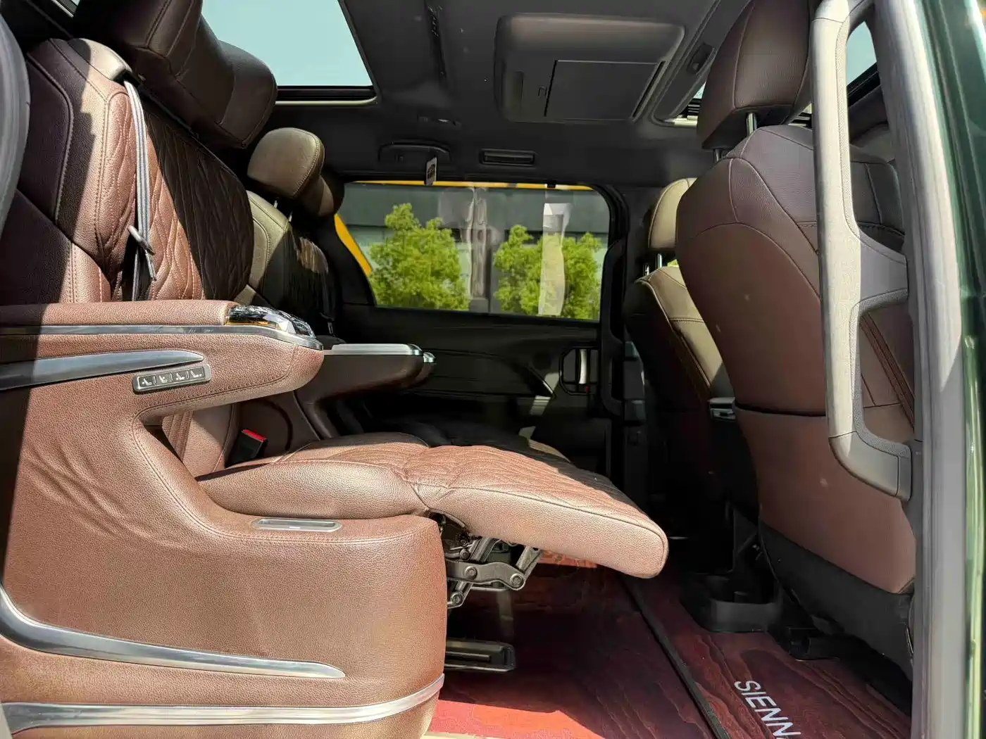 Toyota Sienna 2021 2.5L Hybrid Platinum Edition фото 5