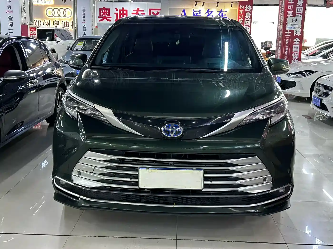 Toyota Sienna 2021 2.5L Hybrid Platinum Edition фото 13