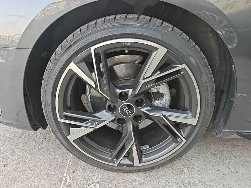 Фото 23 - Audi A4L