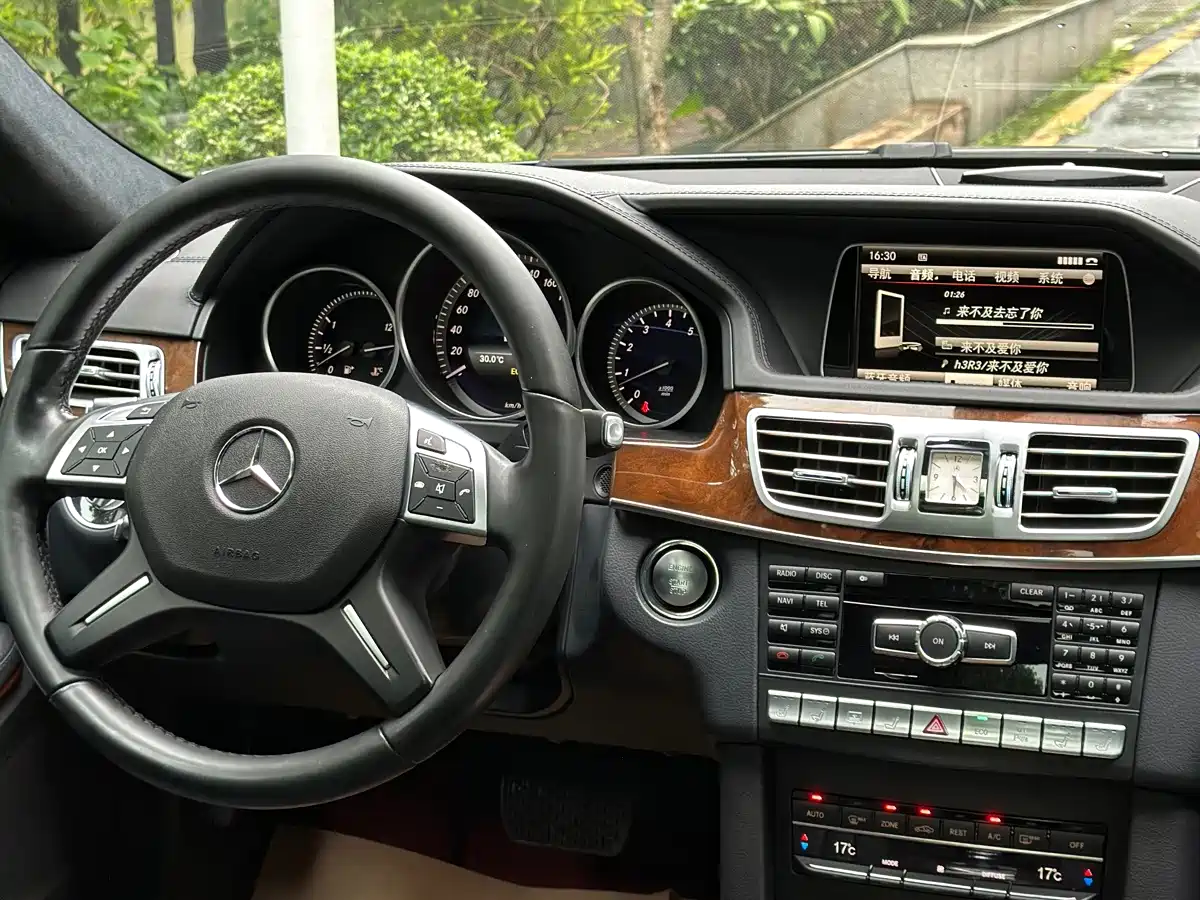 Photo 8 - Mercedes-Benz E-Class