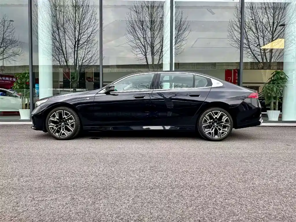 BMW 5 Series 2025 530Li Premium M Sport Package фото 5