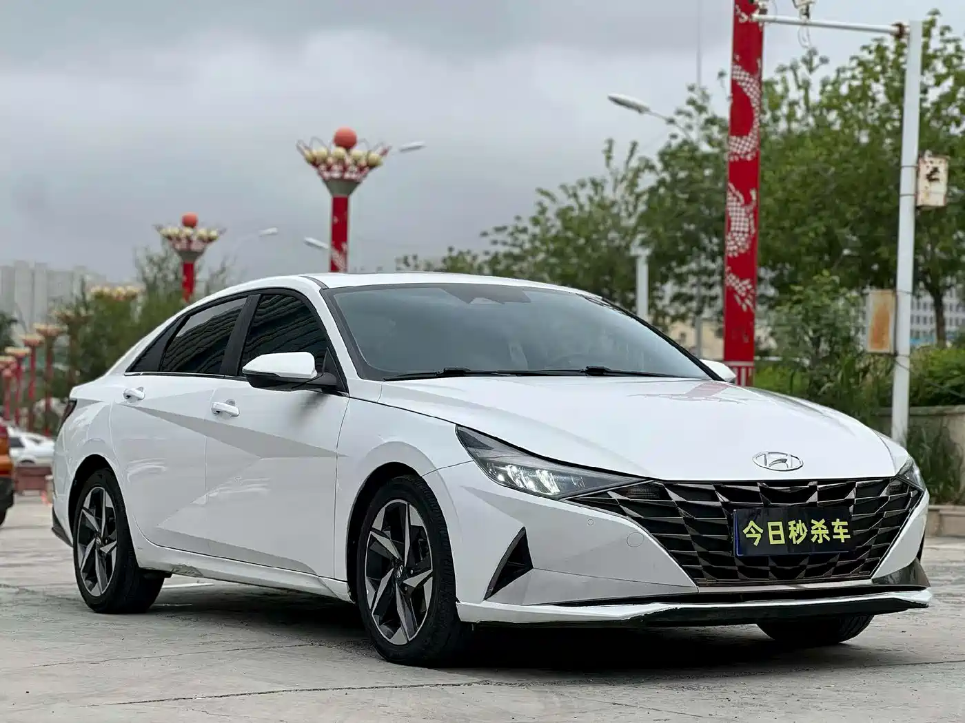 Hyundai Elantra 2021 1.5L CVT LUX Premium Edition фото 3