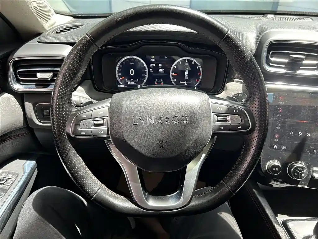Lynk & Co 02 2019 1.5T DCT 2WD Shine Pro Edition China VI фото 11