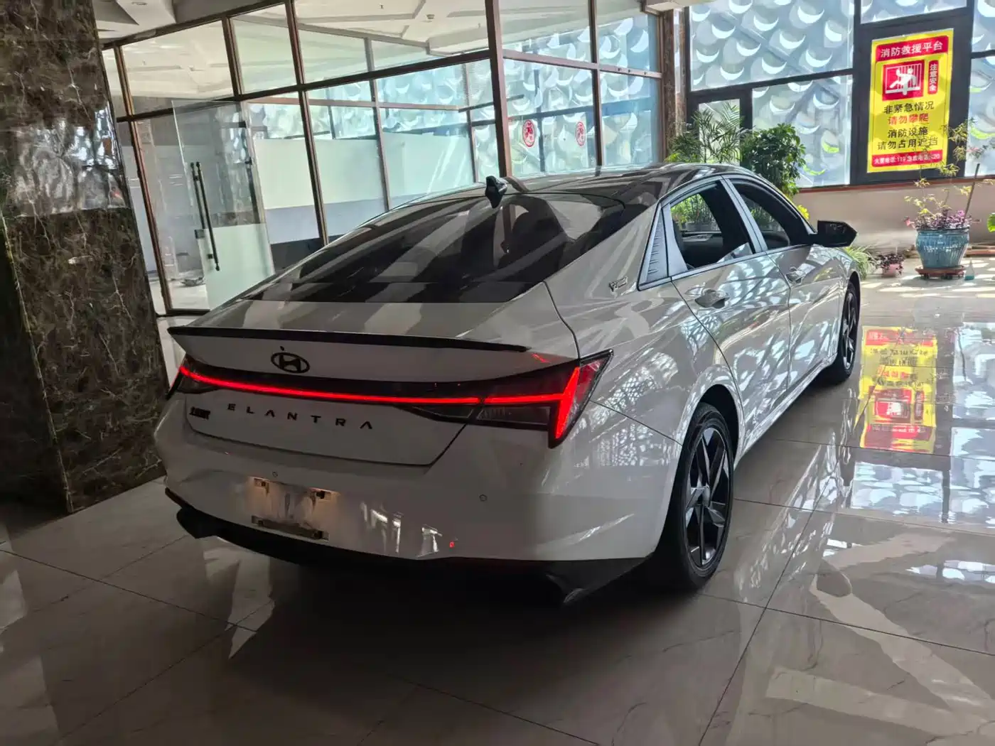 Hyundai Elantra 2022 1.5L CVT 20th Anniversary Edition фото 4