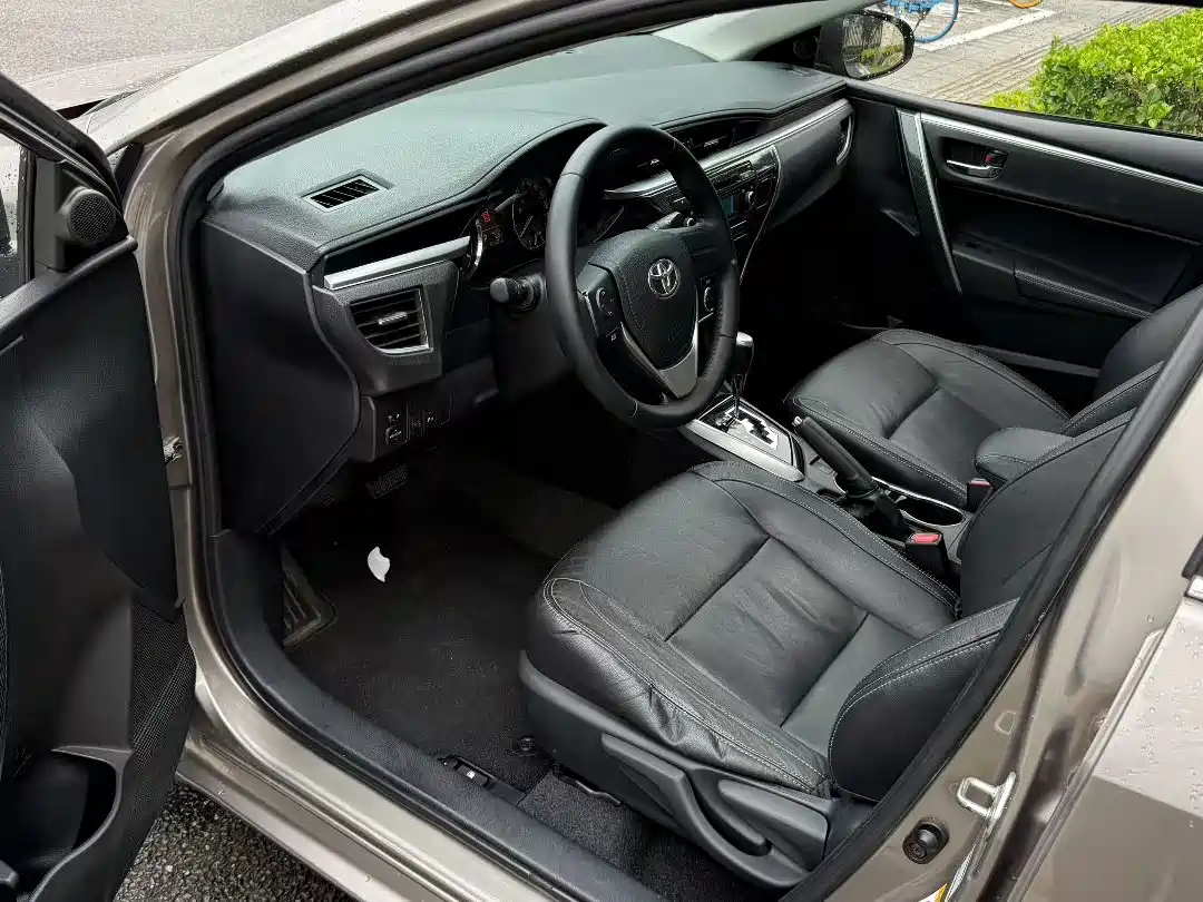 Toyota Corolla 2014 1.6L CVT GL-i Leather Edition фото 8