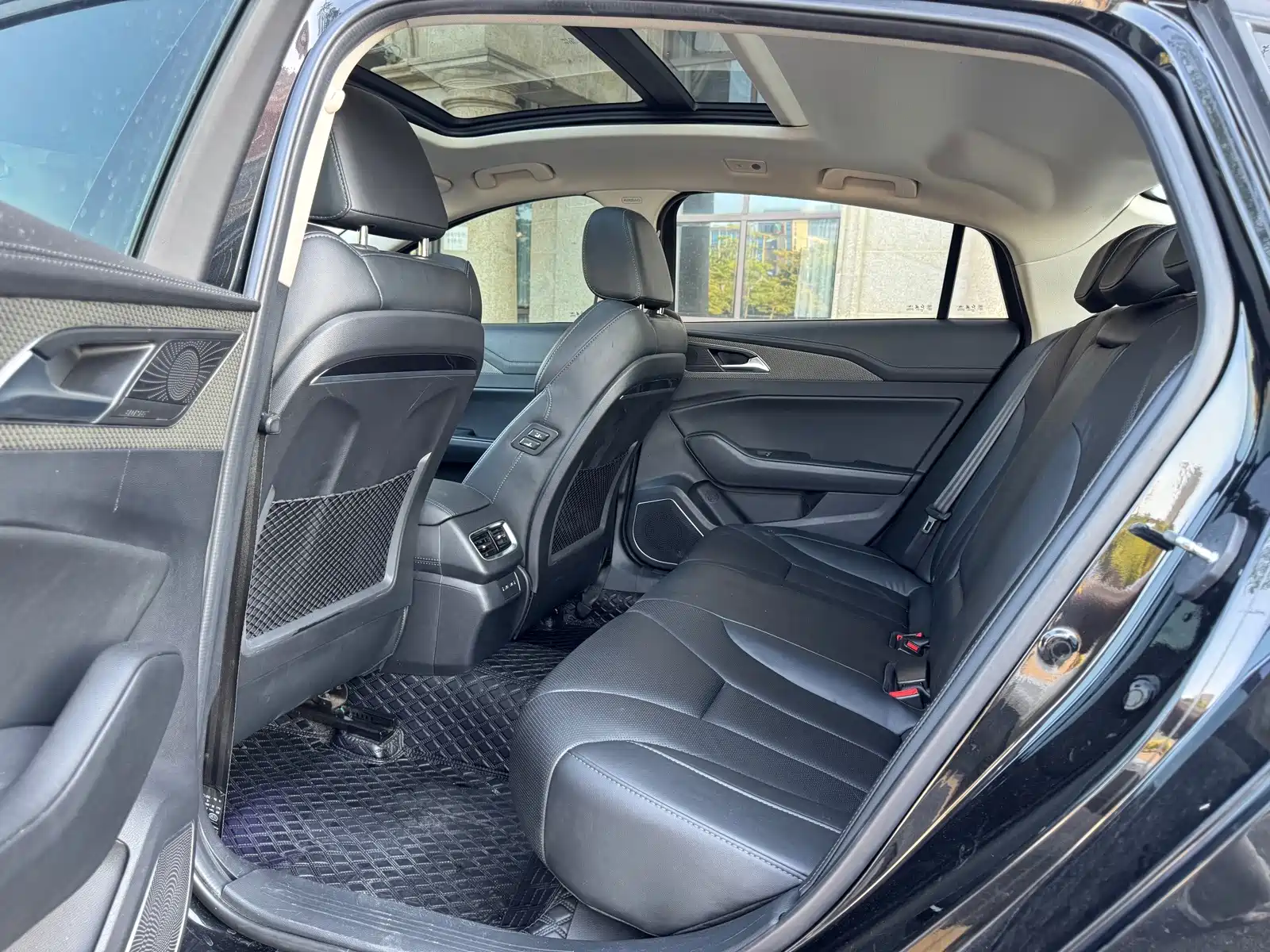 Фото 6 - Hongqi H5