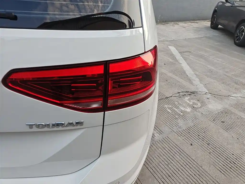 Volkswagen Touran 2018 Touran L 280TSI DSG Comfort 7-seater China V фото 8
