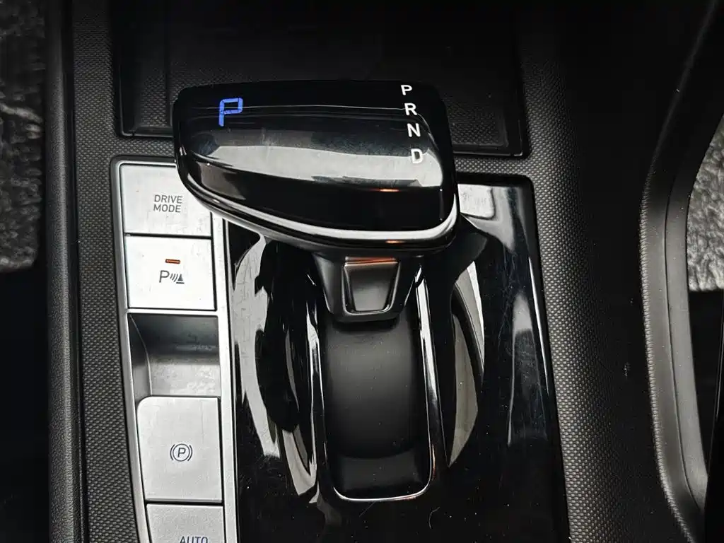 Hyundai Elantra 2021 1.5L CVT LUX Premium Edition фото 13