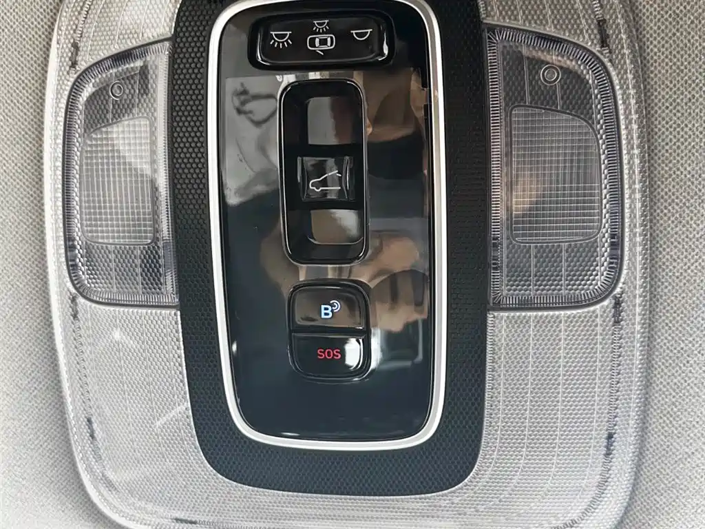 Hyundai Elantra 2021 1.5L CVT LUX Premium Edition фото 17
