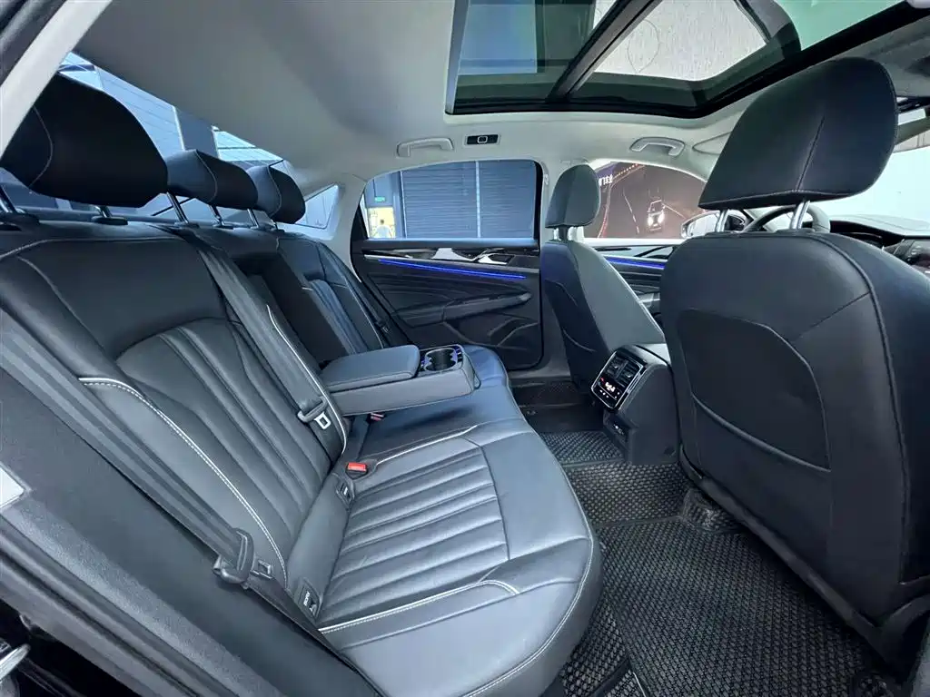 Volkswagen Passat 2023 330TSI Starlight Elite Edition фото 25