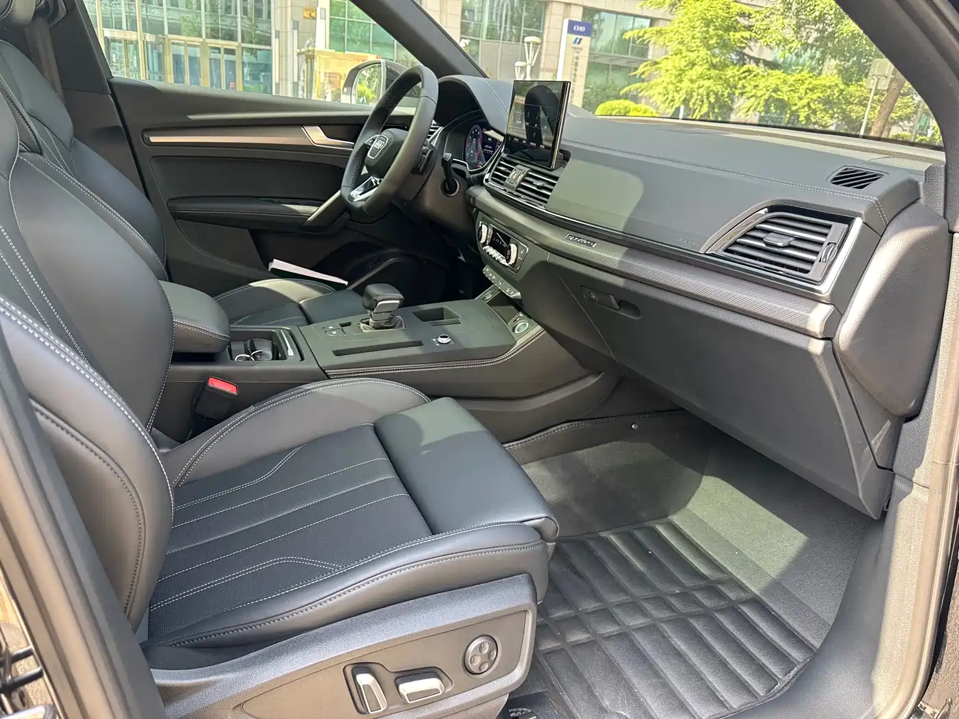 Audi Q5L 2024 Model 40 TFSI Luxury Dynamic фото 9