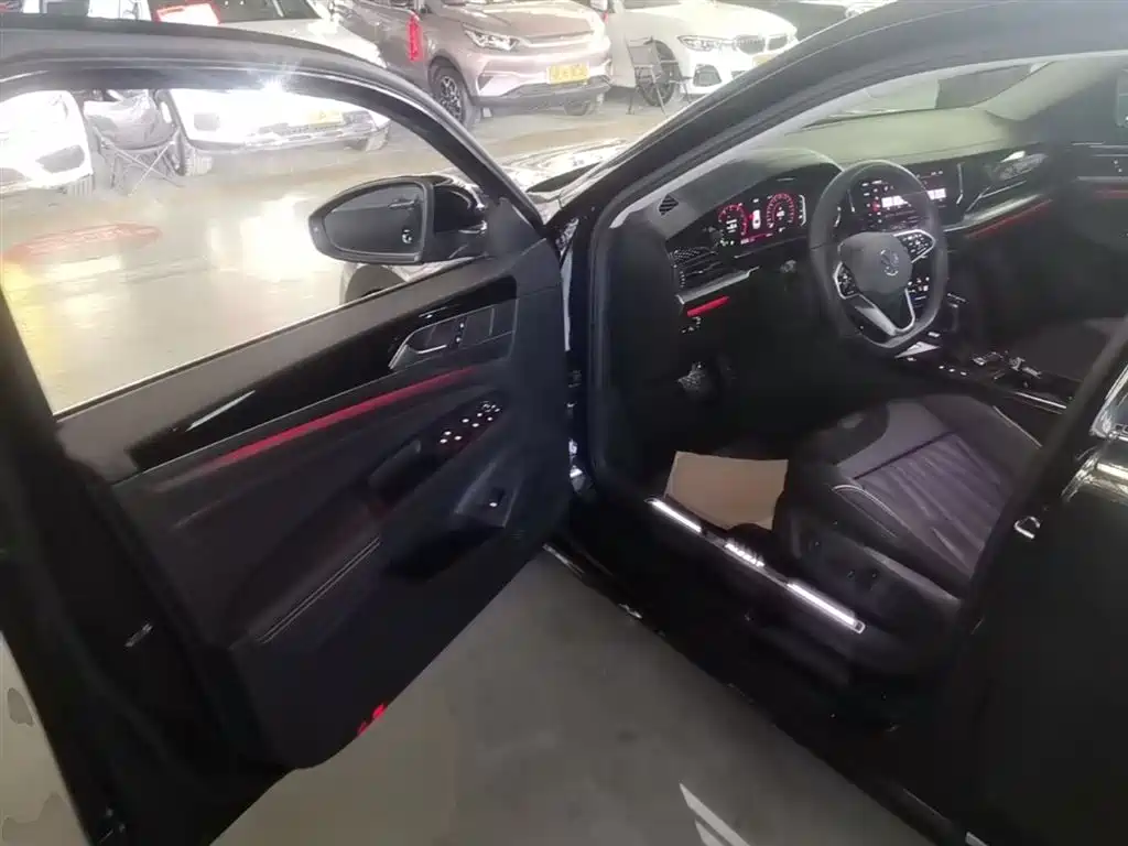 Volkswagen Passat 2023 330TSI Starlight Luxury Edition фото 16
