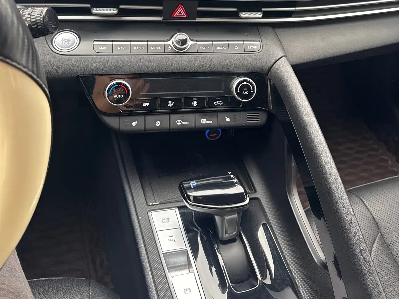 Hyundai Elantra 2023 Model 1.5L CVT LUX Premium Edition фото 14