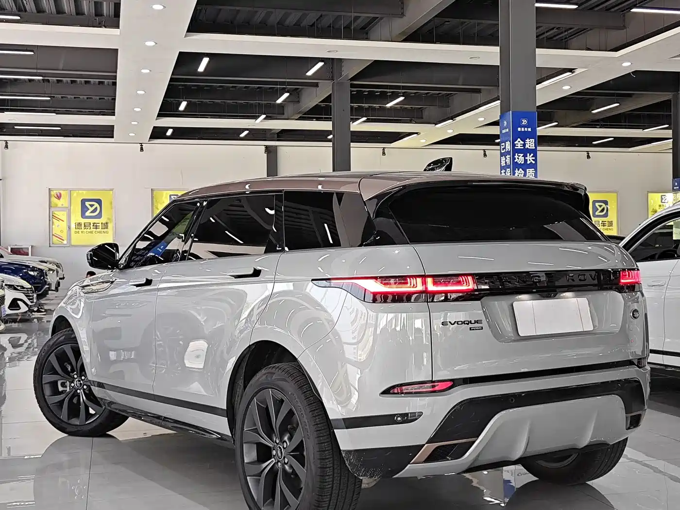Land Rover Range Rover Evoque 2023 Range Rover Evoque L 249PS Corinthian Bronze Special Edition фото 9