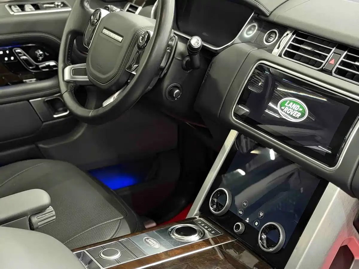 Land Rover Range Rover 2021 3.0 L6 Heritage Extended Classic Edition фото 3