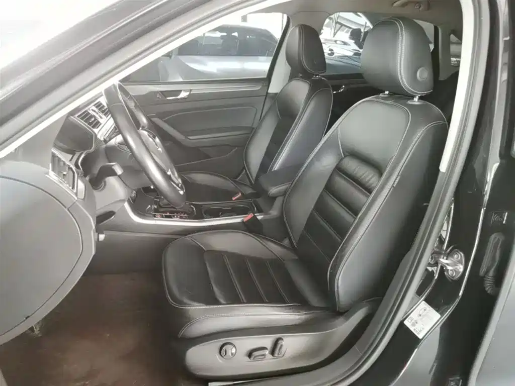 Volkswagen Passat 2017 330TSI DSG Prestige фото 15