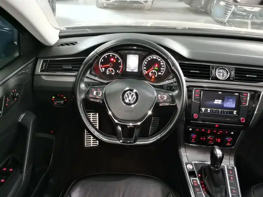 Volkswagen Passat 2017 330TSI DSG Prestige фото 11