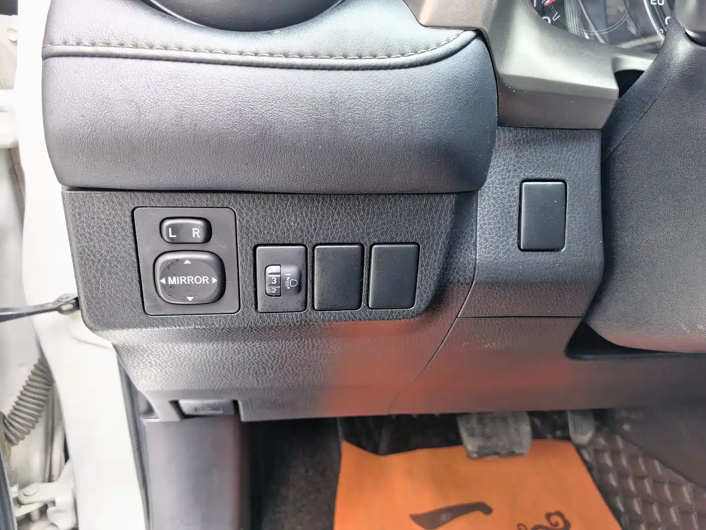 Toyota RAV4 Rongfang 2015 2.0L CVT 2WD Trend Edition фото 10