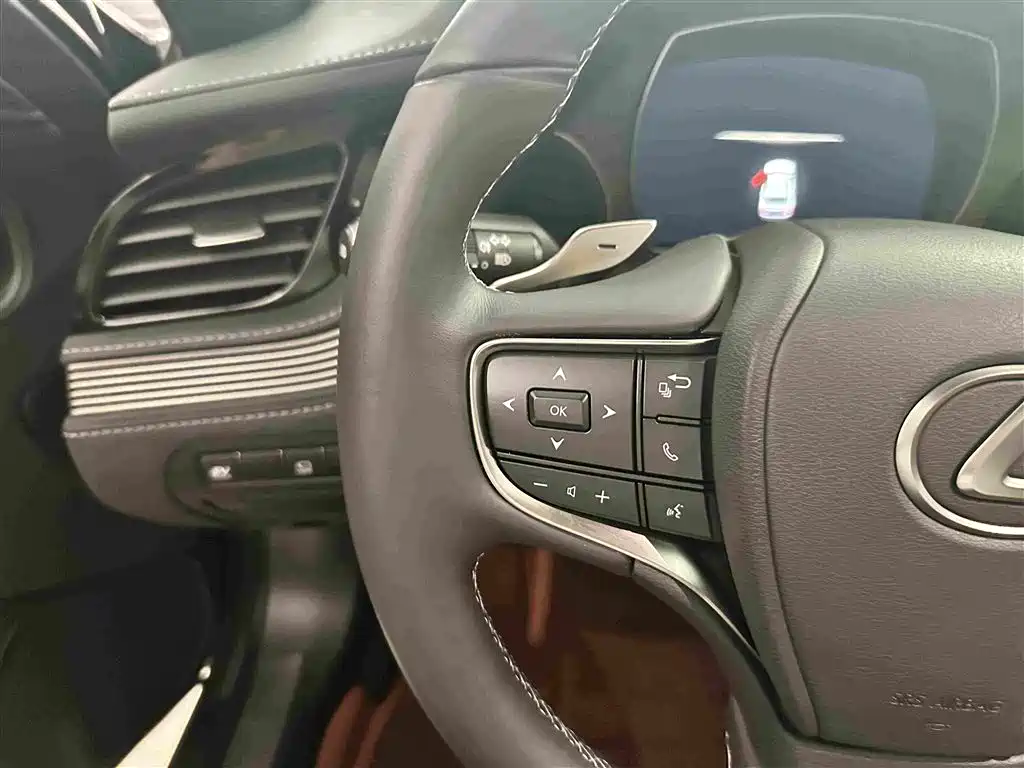 Фото 8 - Lexus LS