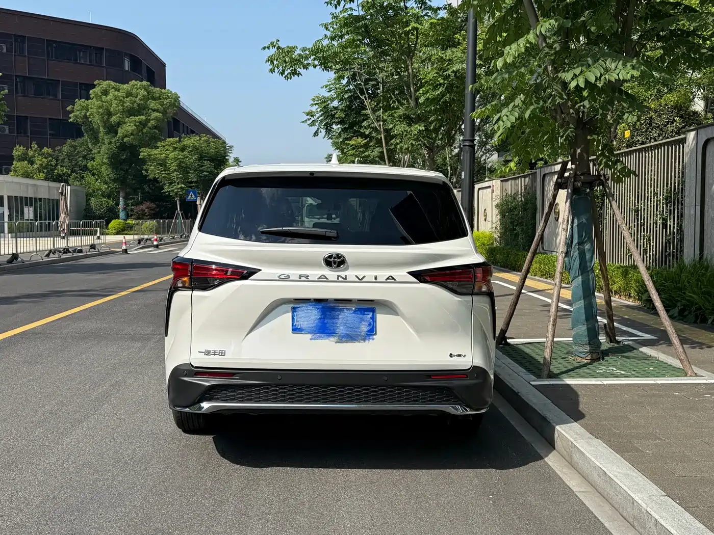 Toyota Granvia 2024 2.5L Hybrid Comfort фото 2